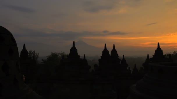 Borobudur e Mt Merapi ao nascer do sol — Vídeo de Stock