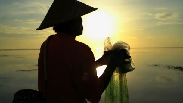 Pescador pesca ao amanhecer — Vídeo de Stock