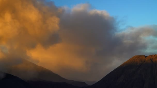 Mt Bromo eruttando fumo — Video Stock