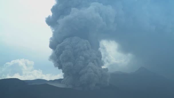 Mont Bromo en éruption de fumée — Video