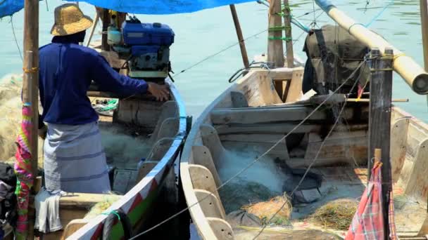 Fisherman in dock tending boats — Stock Video