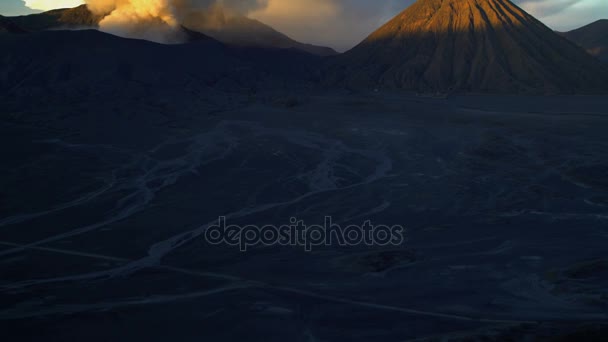 Cenere che erutta dal vulcano Mt Bromo — Video Stock