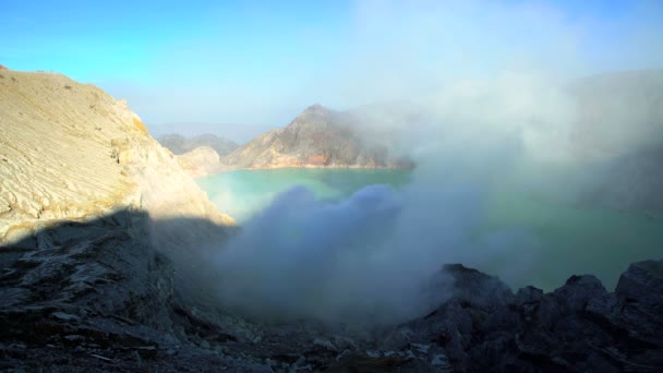 Kawah gunung berapi dengan danau asam — Stok Video