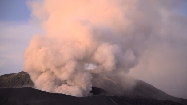 Monte Bromo fumaça em erupção — Vídeo de Stock