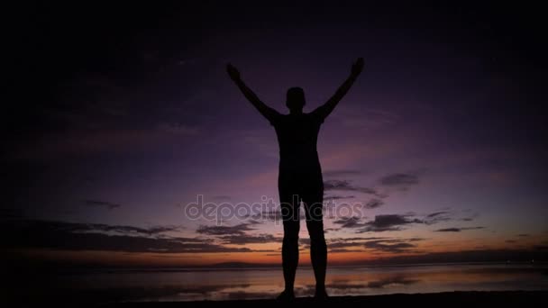 Viajero disfrutando del amanecer en la playa — Vídeo de stock