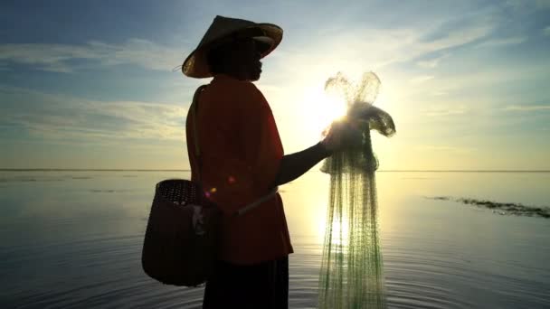 Pescatore colata rete da pesca — Video Stock