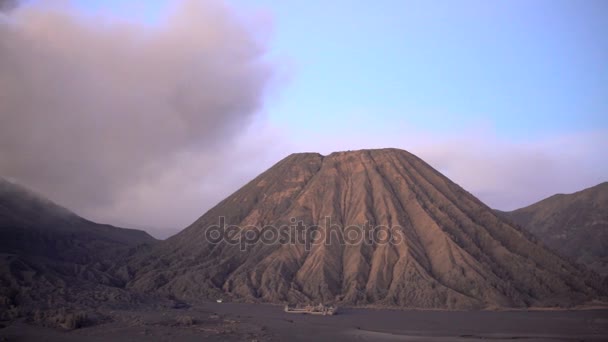 Monte Bromo haciendo erupción de humo — Vídeo de stock