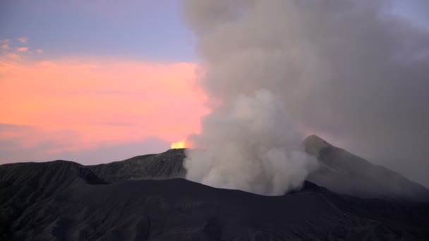 Monte Bromo cúpula erupção de fumaça — Vídeo de Stock