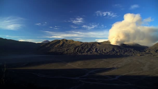 Дым от горы Бромо — стоковое видео