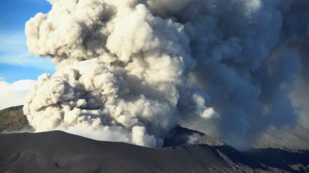 Дым, извергающийся с горы Бромо — стоковое видео