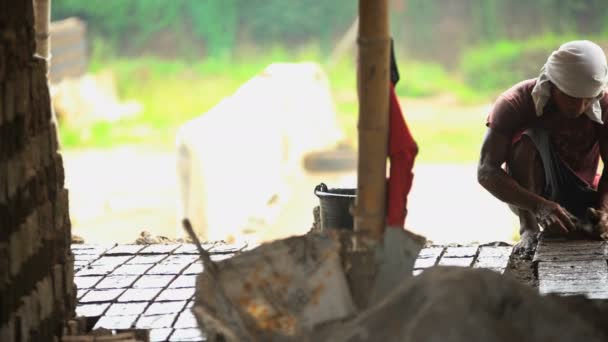 Worker making handmade bricks — Stock Video