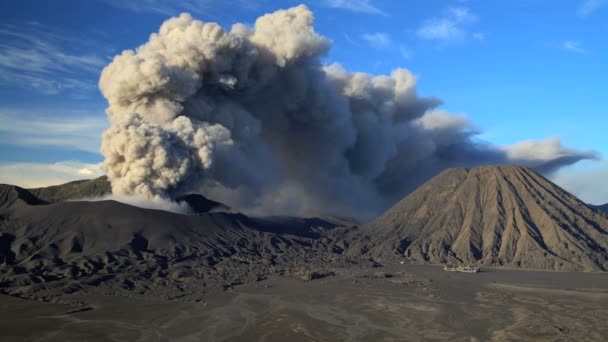 Mount Bromo gelen duman bulutu — Stok video