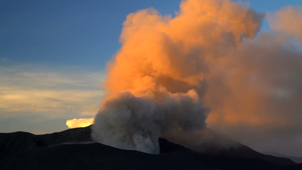 Erupting puncak Mt Bromo — Stok Video
