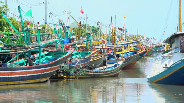 Индонезийские рыболовные суда в доках — стоковое видео