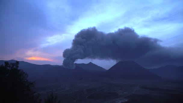 Mount Bromo gündoğumu duman — Stok video