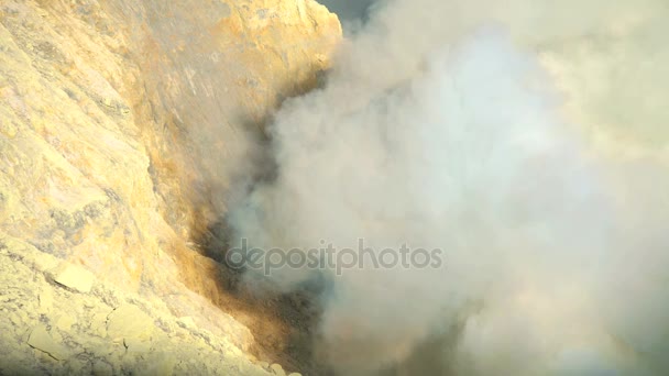 Fumar volcán de montaña Ijen — Vídeos de Stock