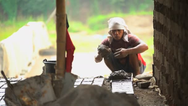 Trabajador haciendo ladrillos hechos a mano — Vídeo de stock