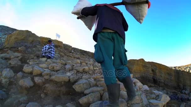 Bergbaublöcke von Arbeitern getragen — Stockvideo