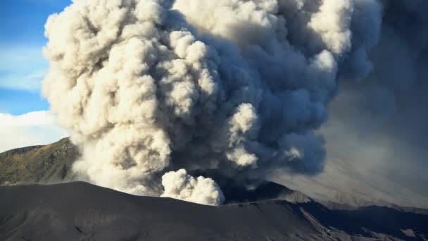 Rook uit de top van Mt Bromo — Stockvideo