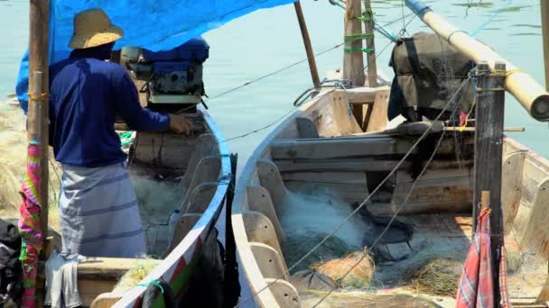 Rybář v doku, inklinovat čluny — Stock video