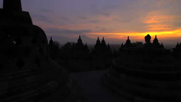 Merapi und Borobudur bei Sonnenaufgang — Stockvideo