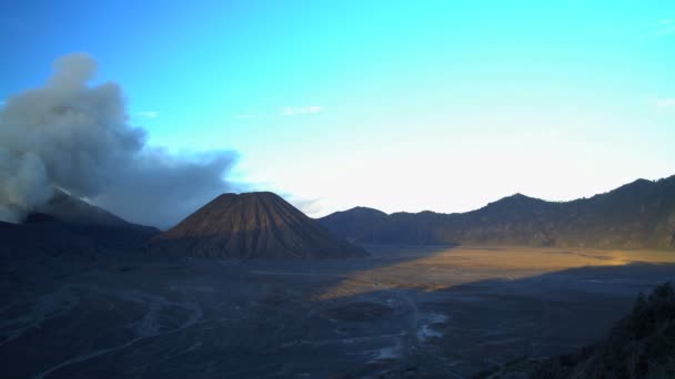 Füst-Mount Bromo vulkán — Stock videók