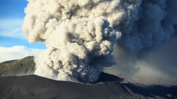 Cumbre del Monte Bromo haciendo erupción de humo — Vídeos de Stock