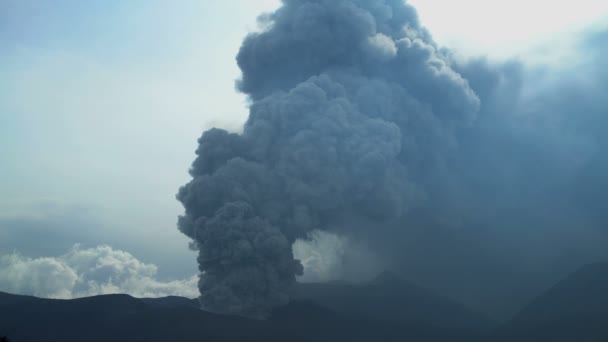 Извергающийся дым на горе Бромо — стоковое видео