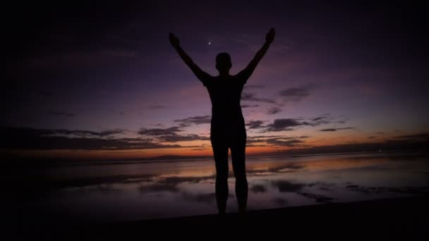 Traveller enjoying sunrise on the beach — Stock Video