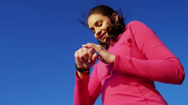 Feminino fazendo alongamento — Vídeo de Stock