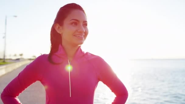 Kadın fitness sonra dinlenme — Stok video