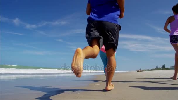 男性和女性享受跑步 — 图库视频影像