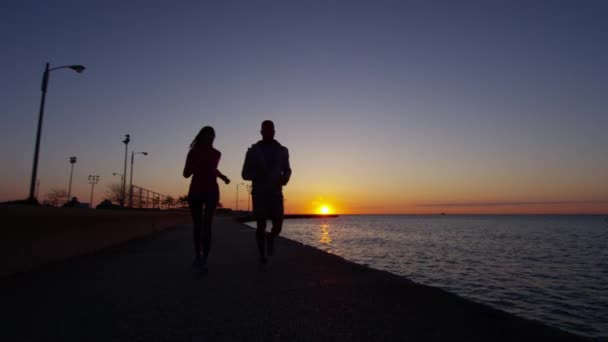 Amigos corriendo al amanecer — Vídeo de stock