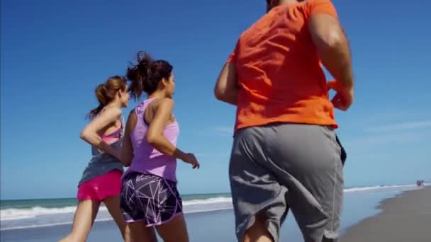 Amigos mantenerse en forma corriendo en la playa — Vídeos de Stock