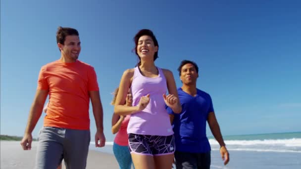 男性と女性のビーチの上を歩く — ストック動画