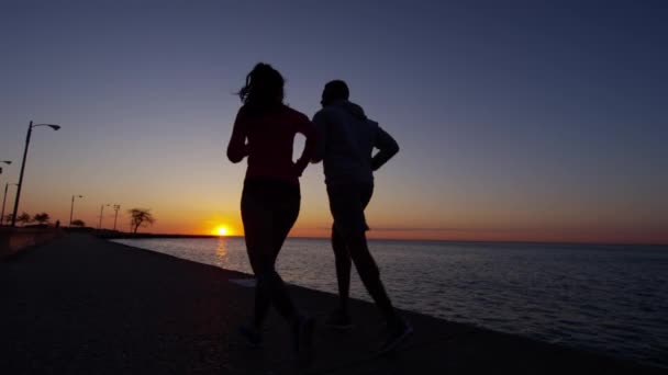 Männer und Frauen rennen um Energie — Stockvideo