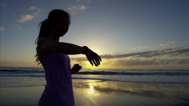 Kobieta biegająca po plaży — Wideo stockowe