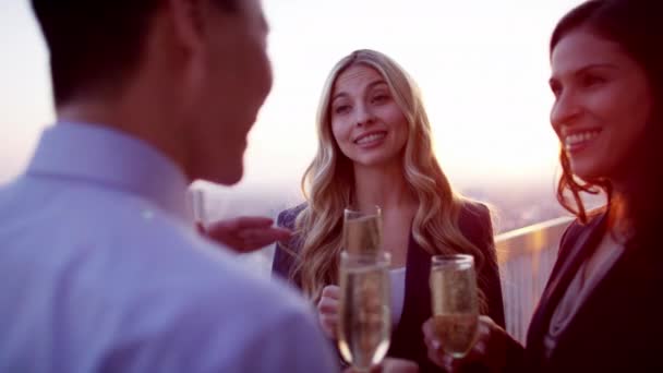 Equipo de negocios celebrando con champán — Vídeos de Stock