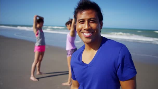 Macho disfrutando del ejercicio en la playa — Vídeos de Stock