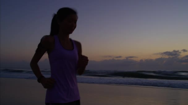 Женщина в кардио-одежде на пляже — стоковое видео