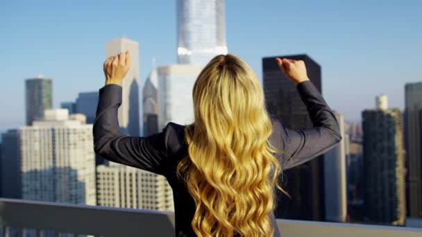 Предпринимательница празднует успех на крыше — стоковое видео