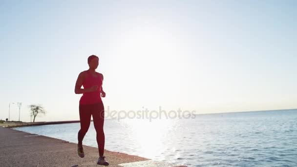 Mujer corriendo en ropa deportiva — Vídeos de Stock