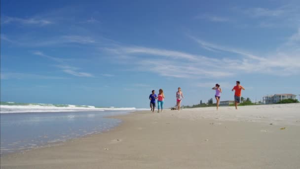 Mensen genieten van oefening op strand — Stockvideo