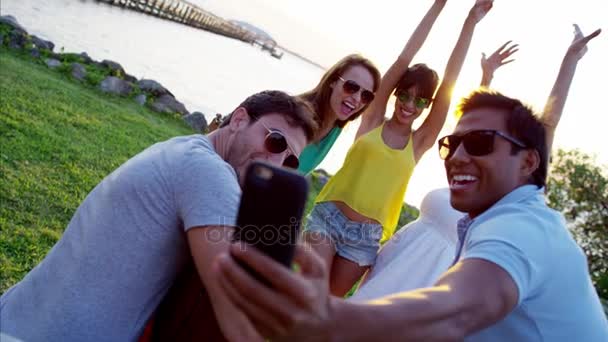 Amigos tomando selfie en smartphone — Vídeos de Stock