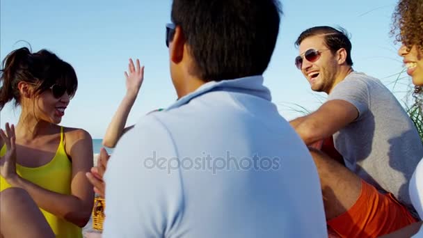Mensen genieten van partij op strand — Stockvideo