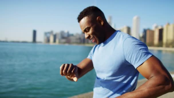 Reposo masculino después del entrenamiento — Vídeo de stock