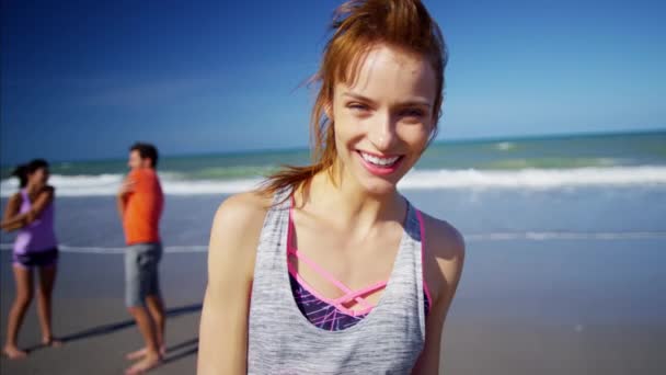 Sportvrouw ontspannen met vrienden op het strand — Stockvideo