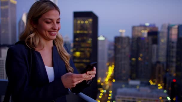 Mujer de negocios utilizando tecnología móvil — Vídeo de stock