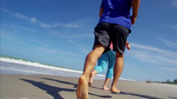 Mannetjes en vrouwtjes genieten van joggen — Stockvideo