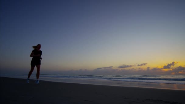 Frau läuft bei Sonnenaufgang — Stockvideo